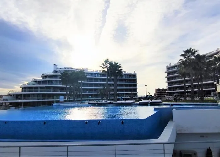 Infinity View Luxury Beachfront Apartamento *